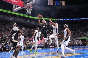  字母哥巅峰对决，Ming与30激战加拿大队分钟，挺进下一轮胜负难料！