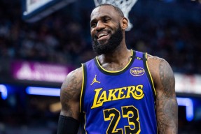  詹姆斯迎来三赛季高光表现，DWG球迷沸腾！