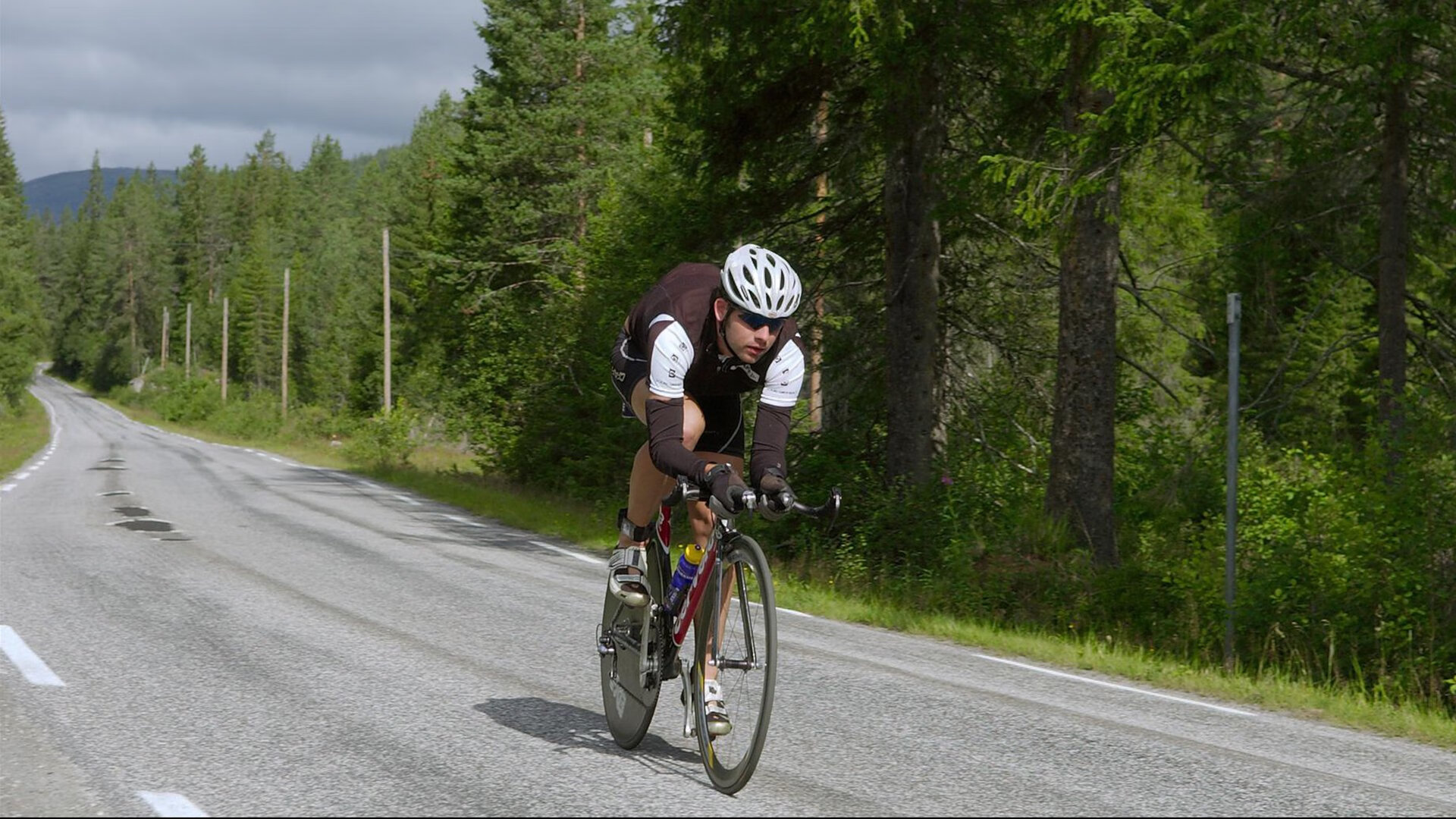 足球赛场焦点！阿根廷队对阵瑞士队，冠军之争悬念重重，胜负难料