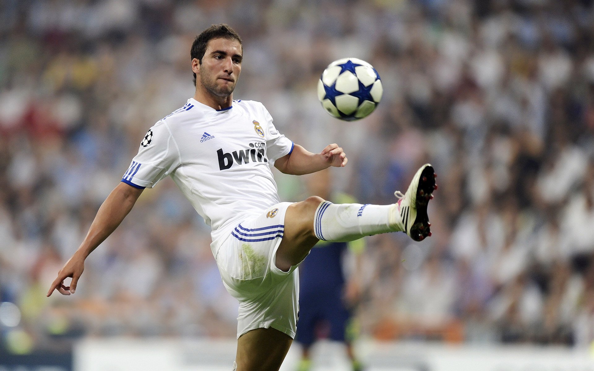 足球赛场焦点！中国队对阵韩国队，关键一战，双方鏖战至最后一刻